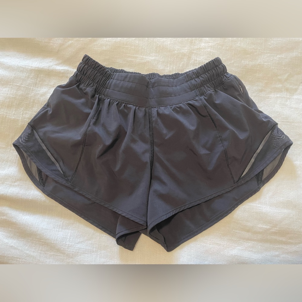 Lululemon womens hotty hot shorts 2.5”. Size 4, in excellent condition!